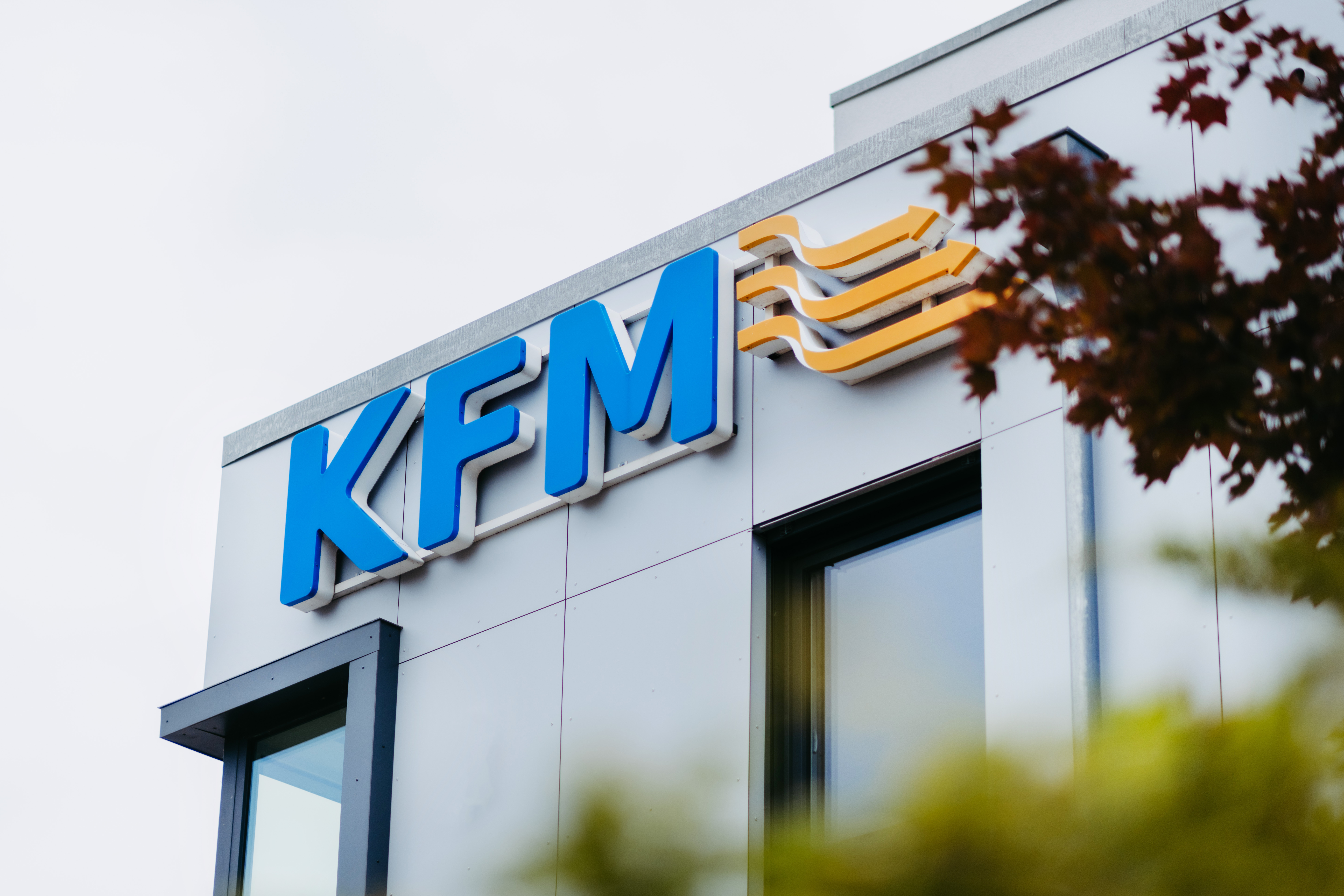 KFM Schriftzug am Firmengebäude